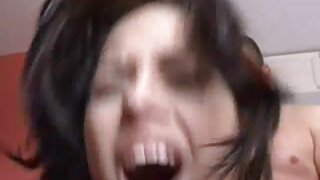 Wanita ayu ing kaose sikil ireng sing mesum